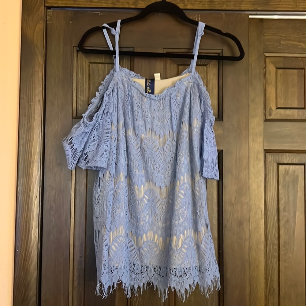 Blue rain lace texture cold shoulder top
